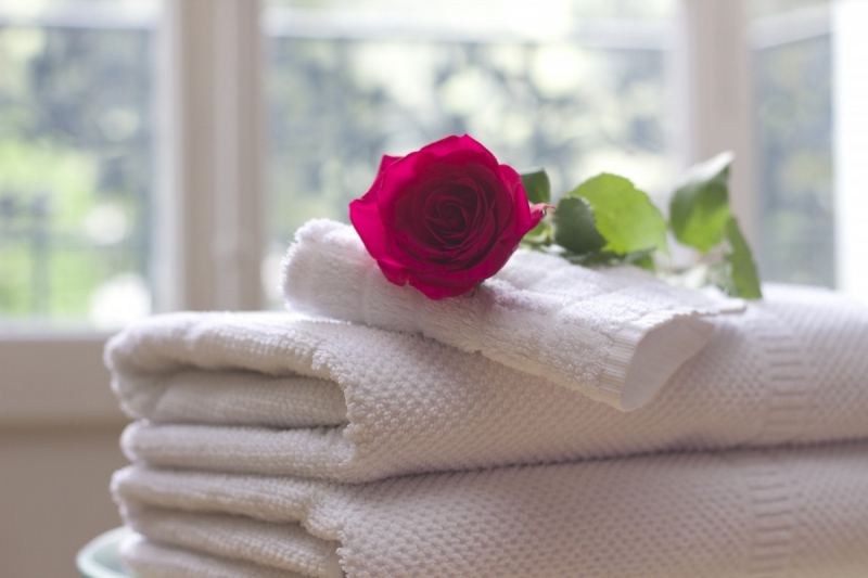 hotel-LE CASTELLET-min_towel_rose_clean_care_salon_spa_white_bath-731641